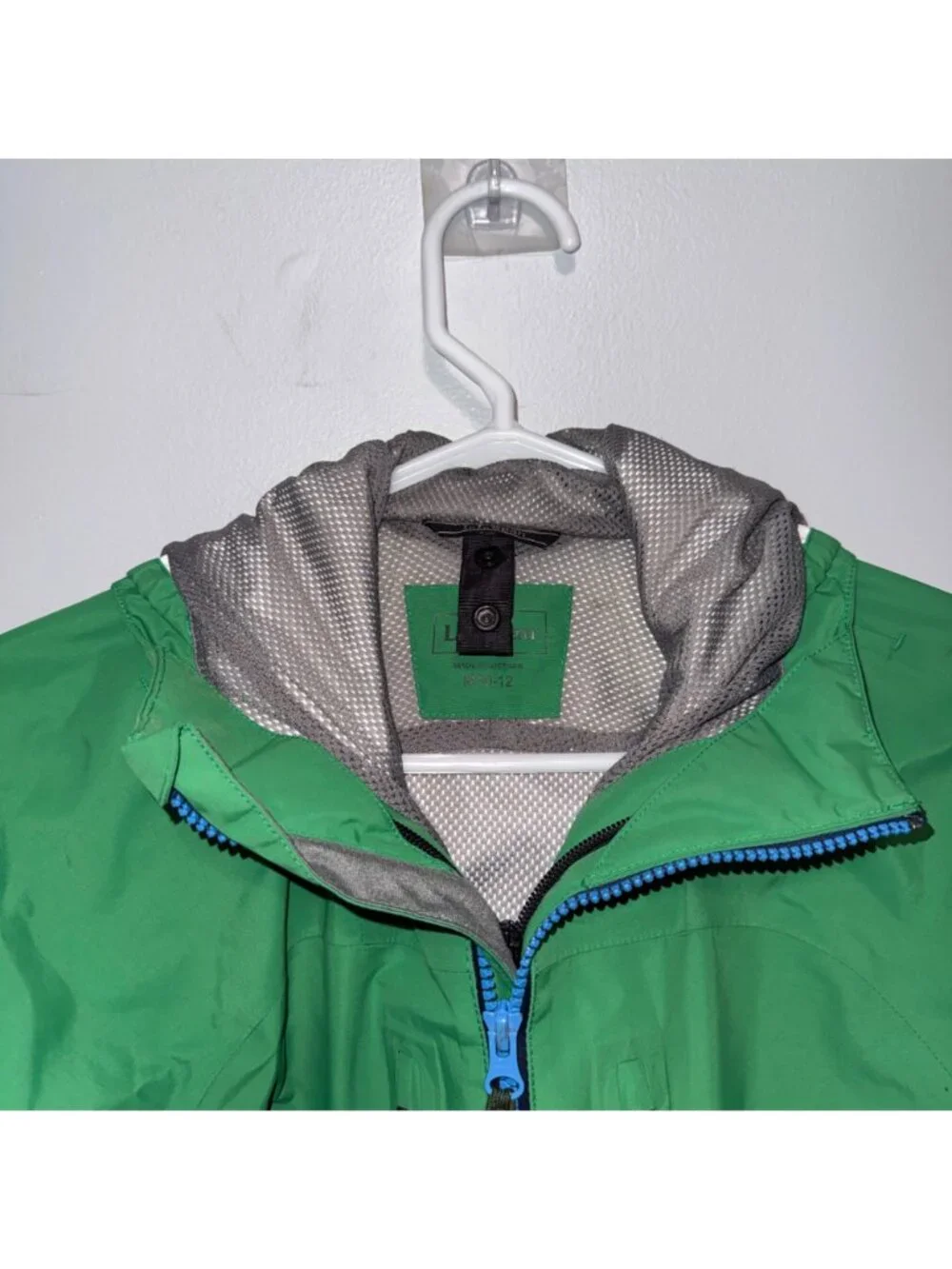 L.L.Bean Green Waterproof Jacket Hood Front Zipper Mesh Lining Size M (10-12)